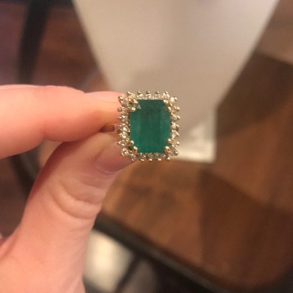 Gorgeous Emerald Ring with Diamonds - Picture 5 of 8
